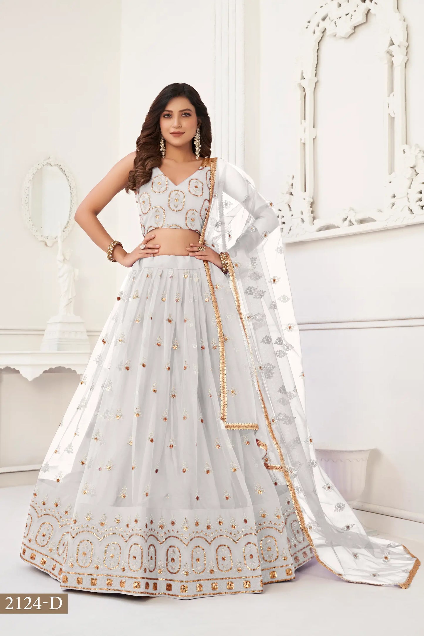 Lehenga Choli en filet blanc cassé avec broderie en fil et broderie de sequins