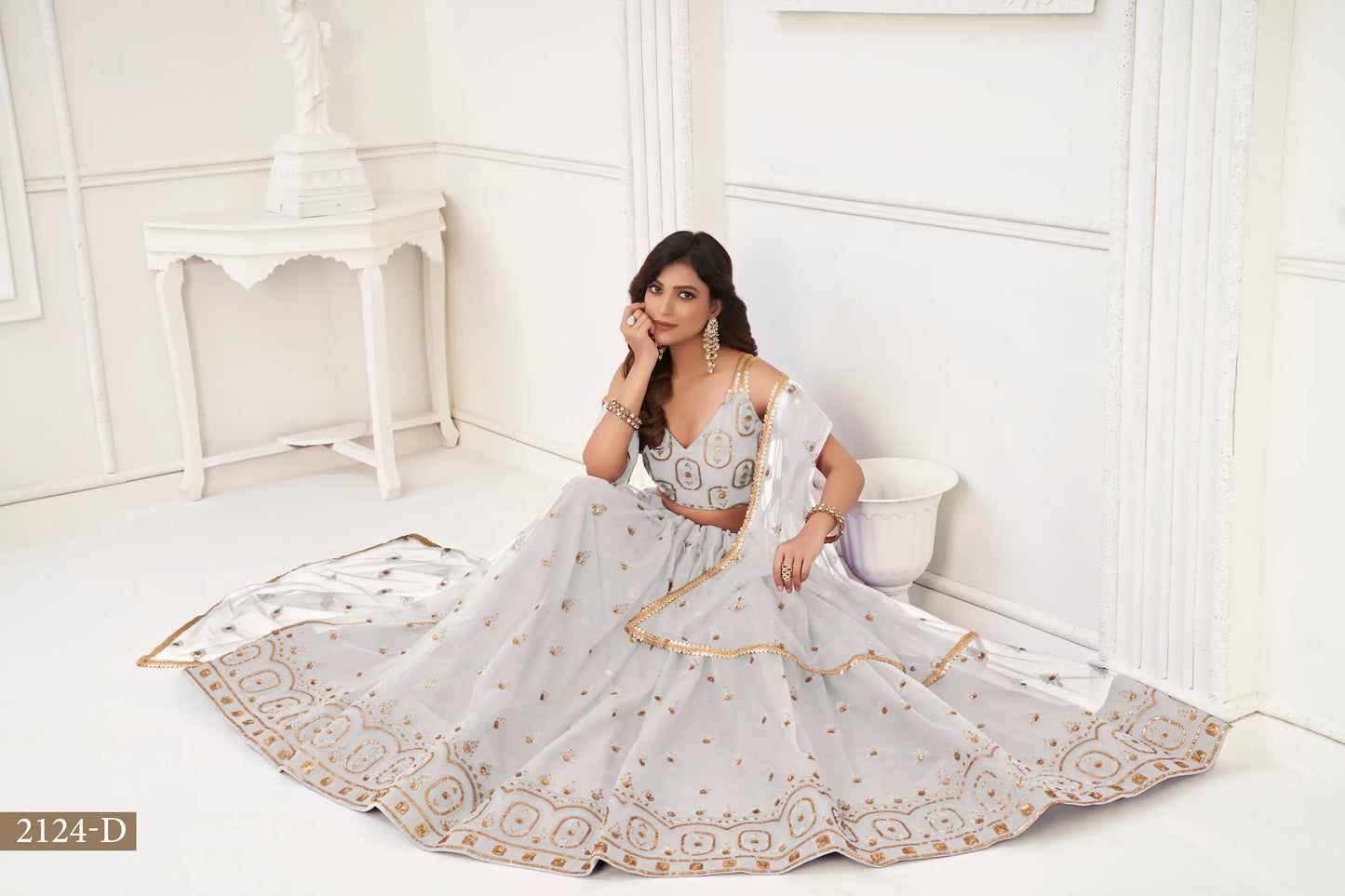 Lehenga Choli en filet blanc cassé avec broderie en fil et broderie de sequins
