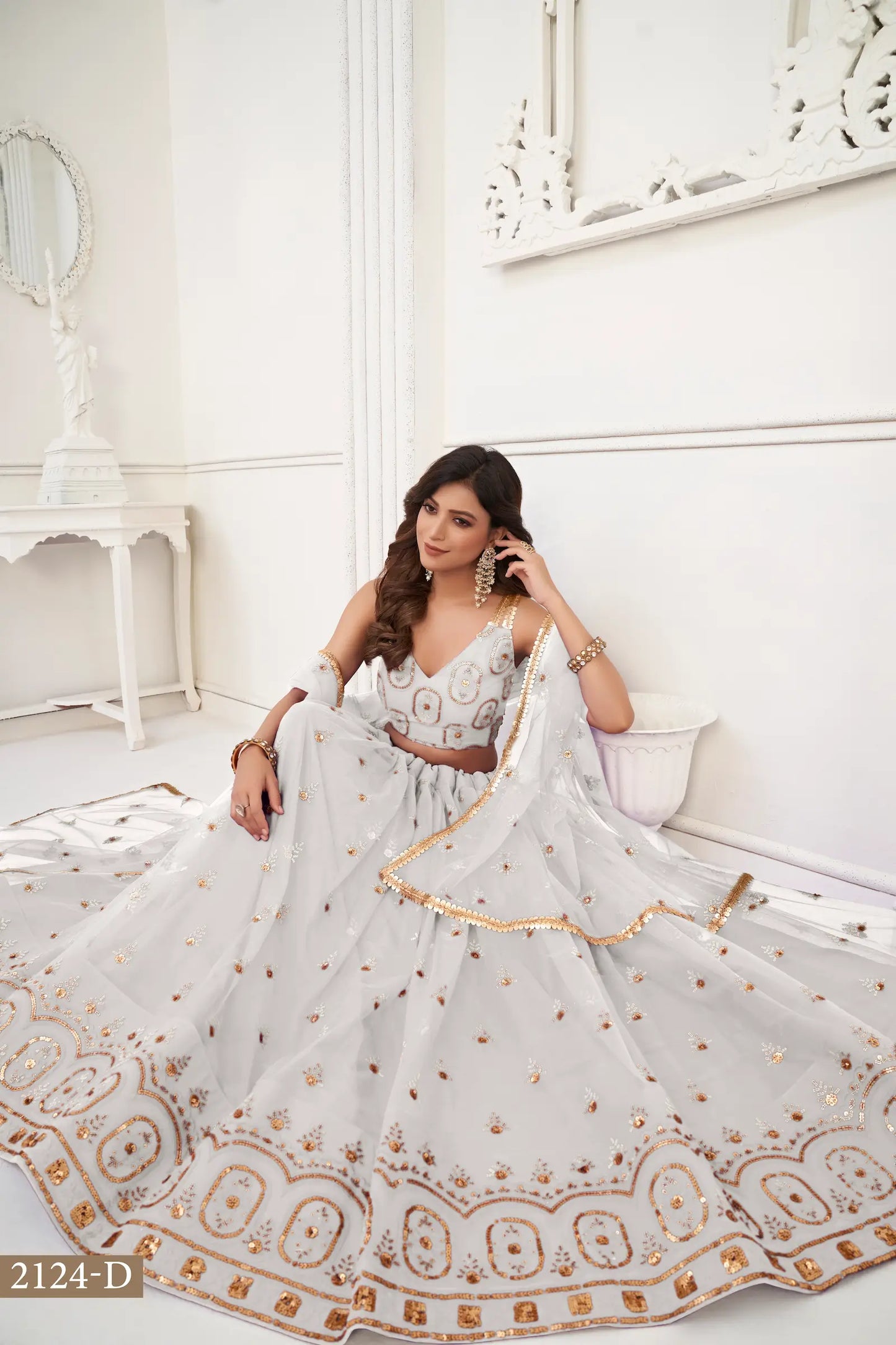 Lehenga Choli en filet blanc cassé avec broderie en fil et broderie de sequins