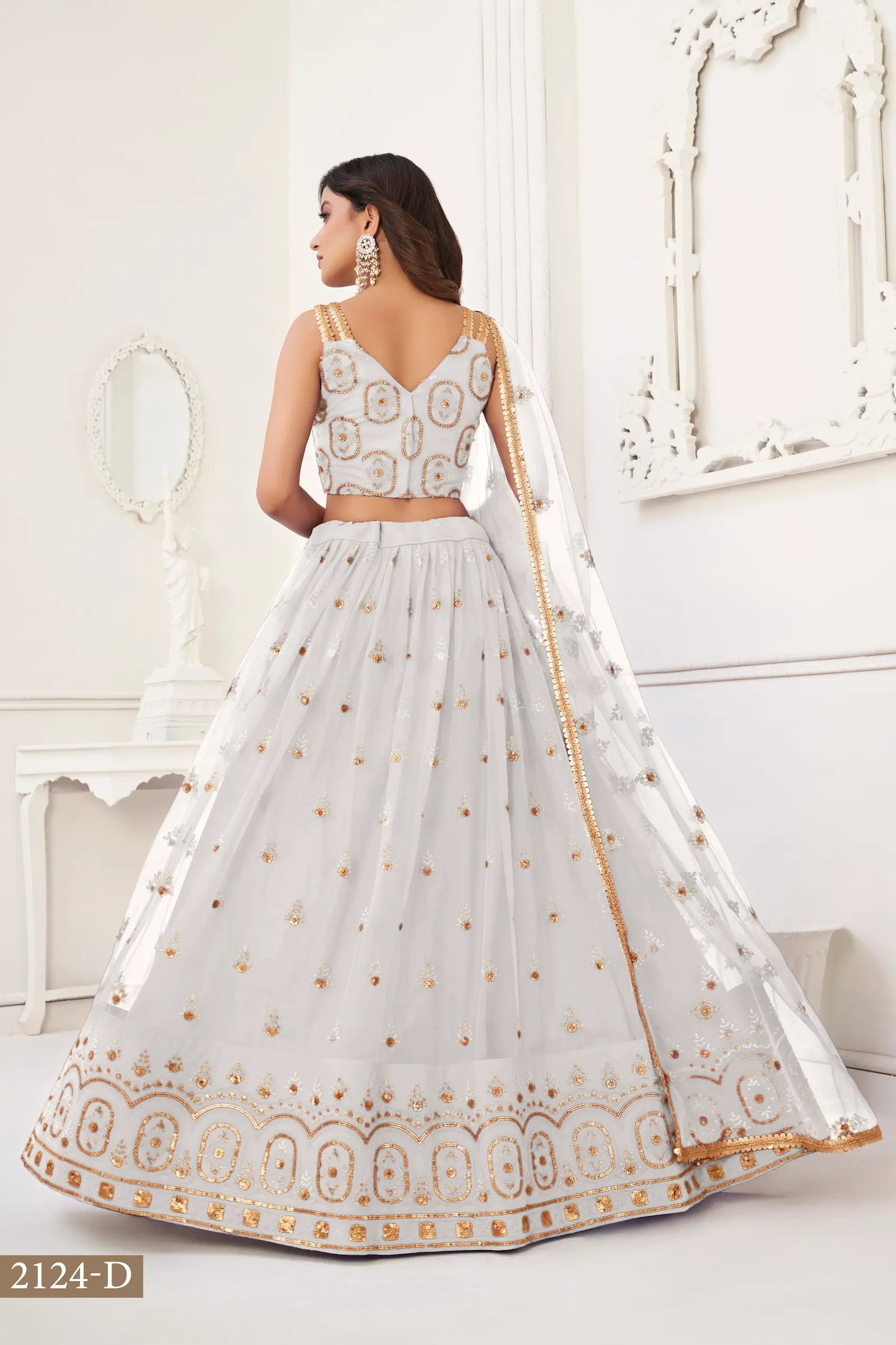 Lehenga Choli en filet blanc cassé avec broderie en fil et broderie de sequins
