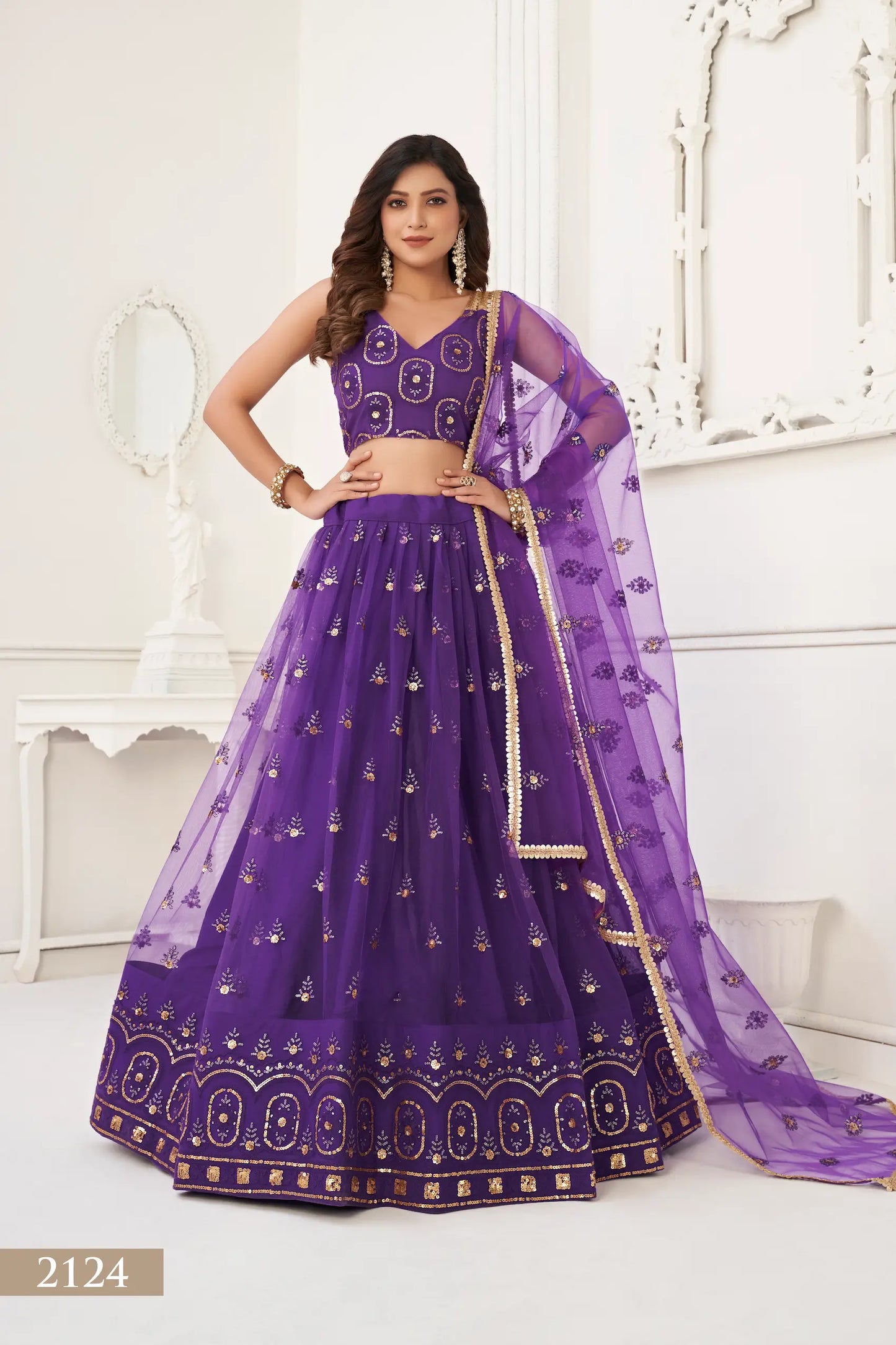 Lehenga Choli en filet violet avec broderie en fil et travail de sequins