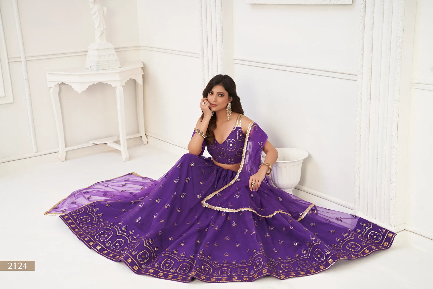 Lehenga Choli en filet violet avec broderie en fil et travail de sequins