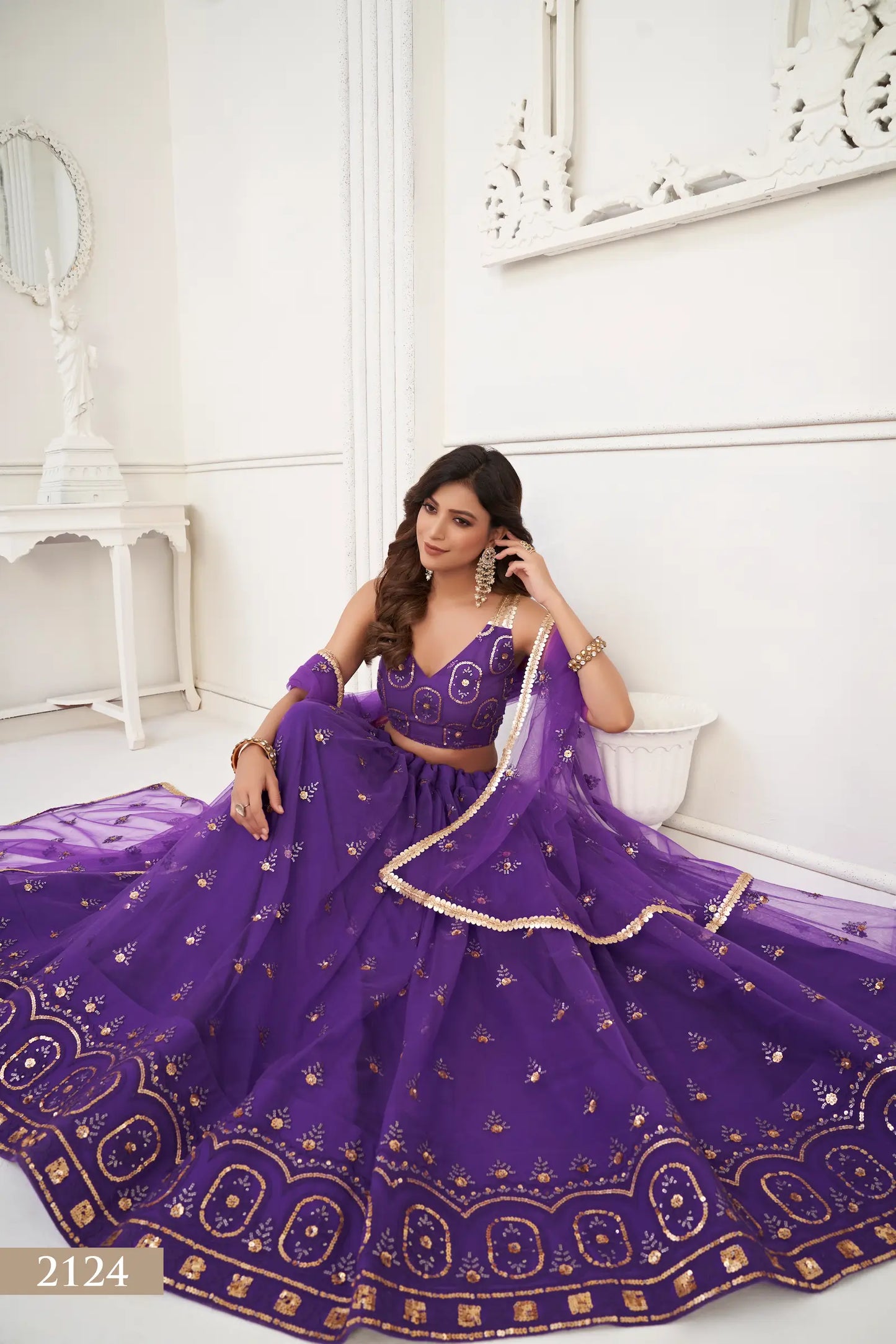 Lehenga Choli en filet violet avec broderie en fil et travail de sequins
