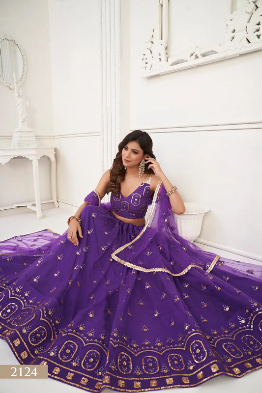 Lehenga Choli en filet violet avec broderie en fil et travail de sequins