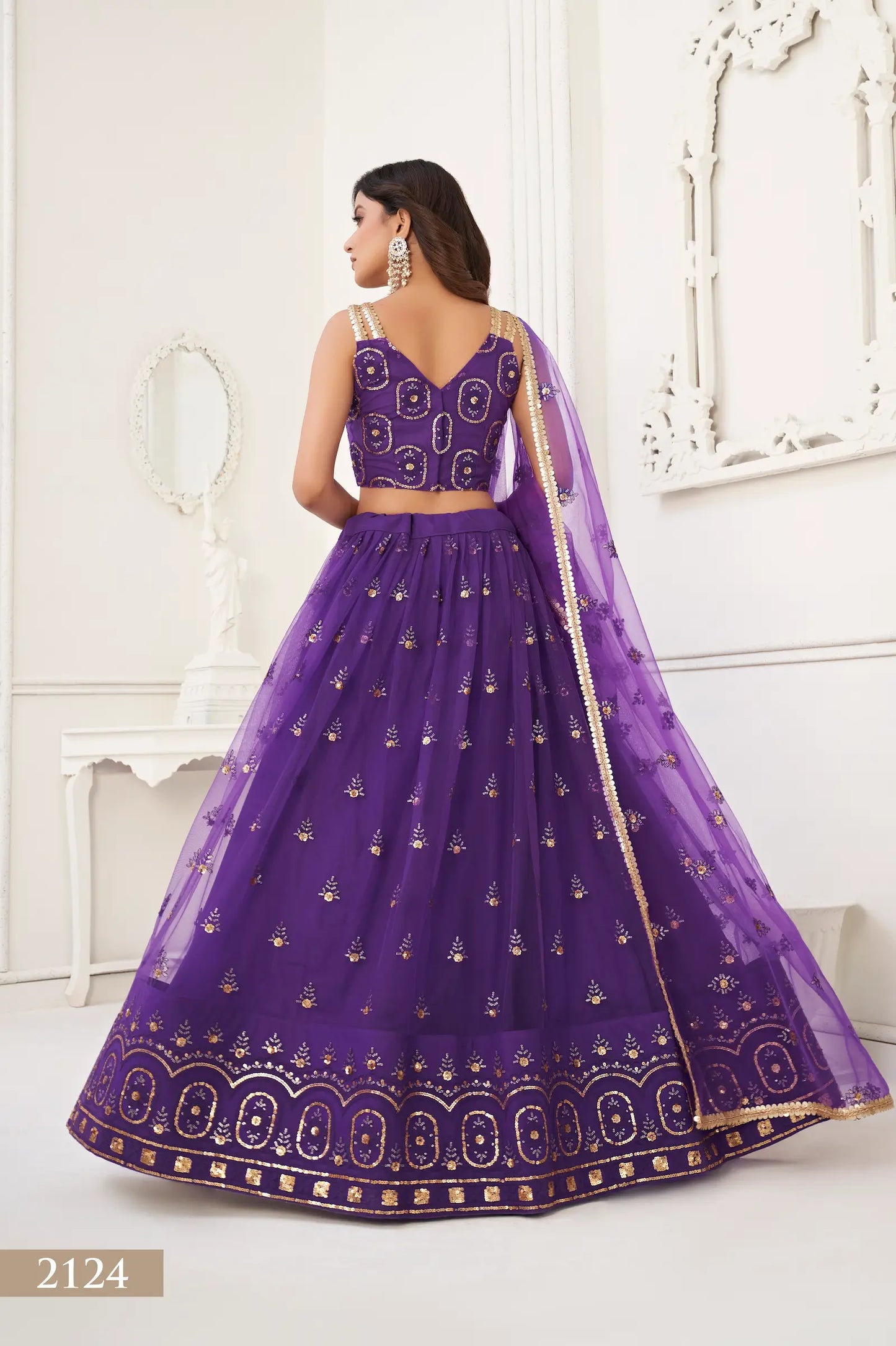 Lehenga Choli en filet violet avec broderie en fil et travail de sequins