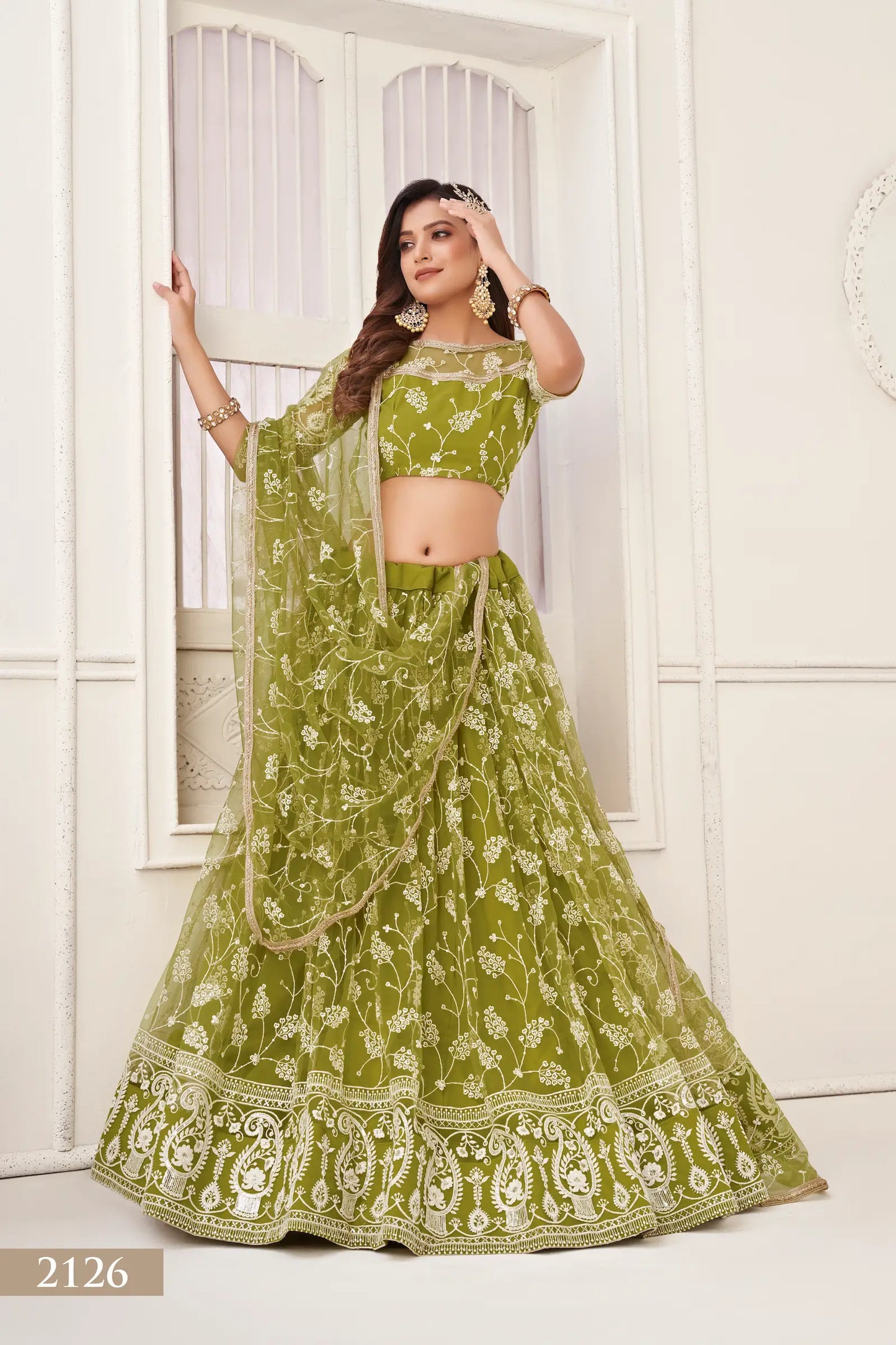 Lehenga choli en filet vert olive avec broderie en fil de coton blanc, travail en zari et sequins.