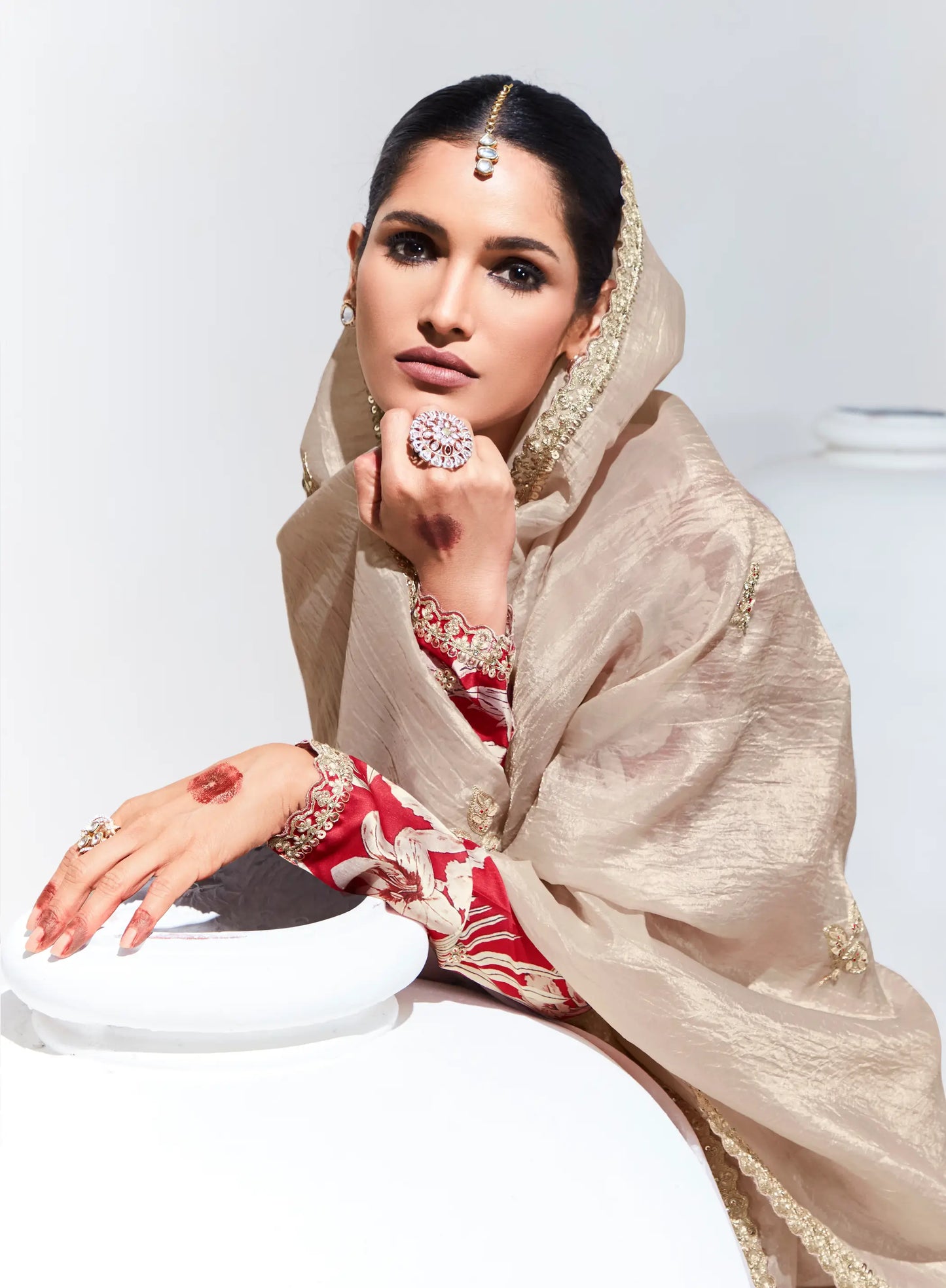 Sari beige en organza de verre avec imprimé numérique, broderie au fil et aux sequins