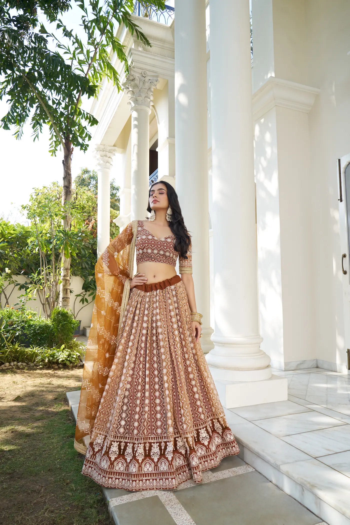Tenue Indienne Marron Crème | Lehenga Choli de Cérémonie | Robe de Mariage en Tulle avec Broderies Délicates