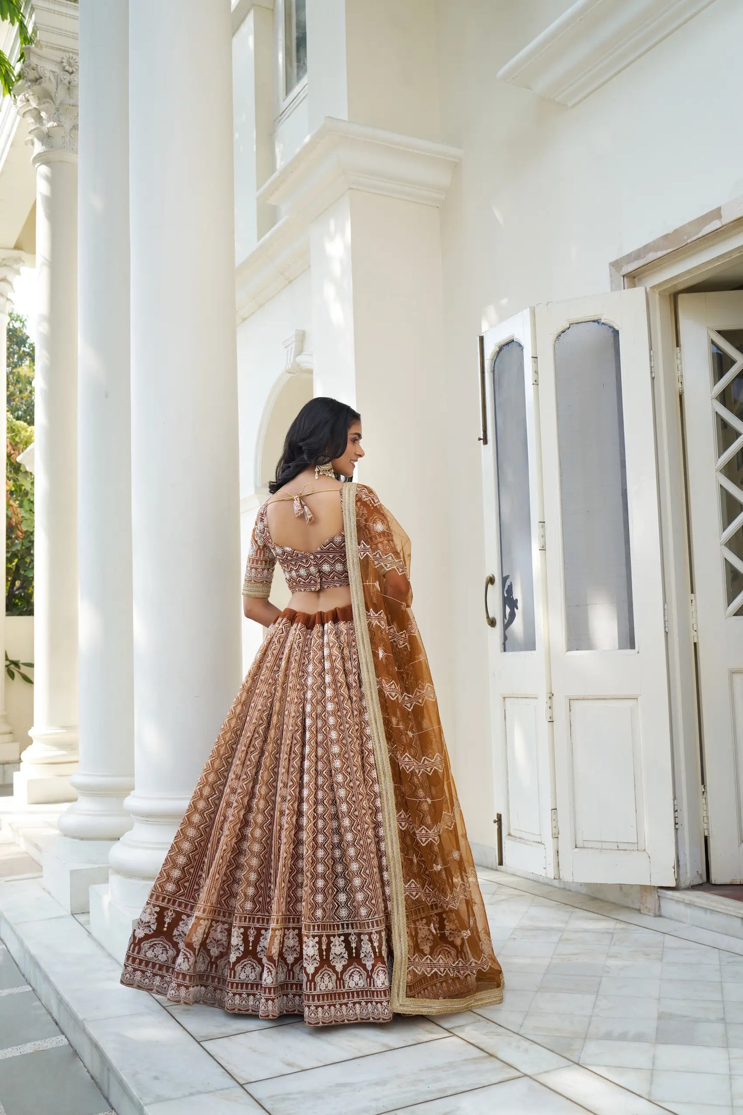 Tenue Indienne Marron Crème | Lehenga Choli de Cérémonie | Robe de Mariage en Tulle avec Broderies Délicates