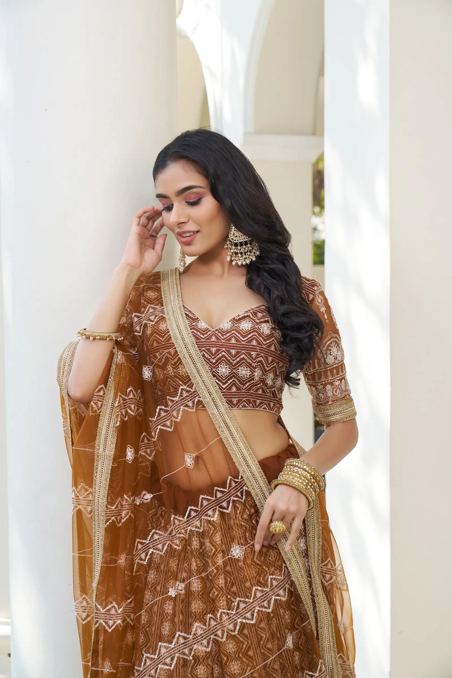 Tenue Indienne Marron Crème | Lehenga Choli de Cérémonie | Robe de Mariage en Tulle avec Broderies Délicates