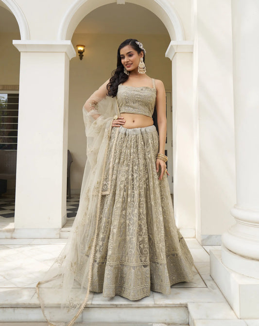 Tenue Indienne Ivoire Blanc Doré | Lehenga Choli de Cérémonie | Robe de Mariage en Tulle avec Broderies Délicates