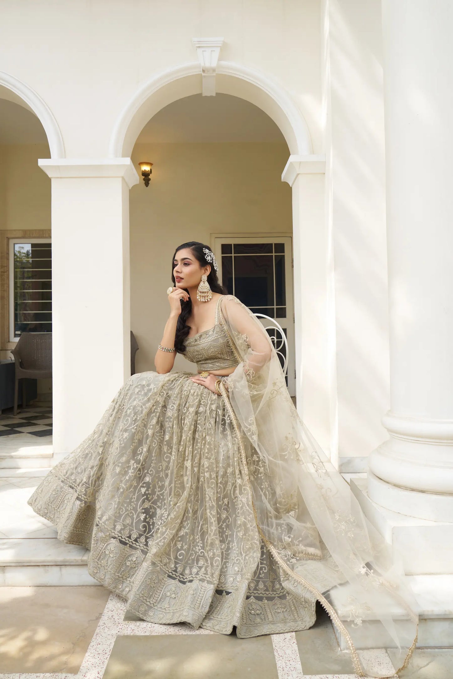 Tenue Indienne Ivoire Blanc Doré | Lehenga Choli de Cérémonie | Robe de Mariage en Tulle avec Broderies Délicates