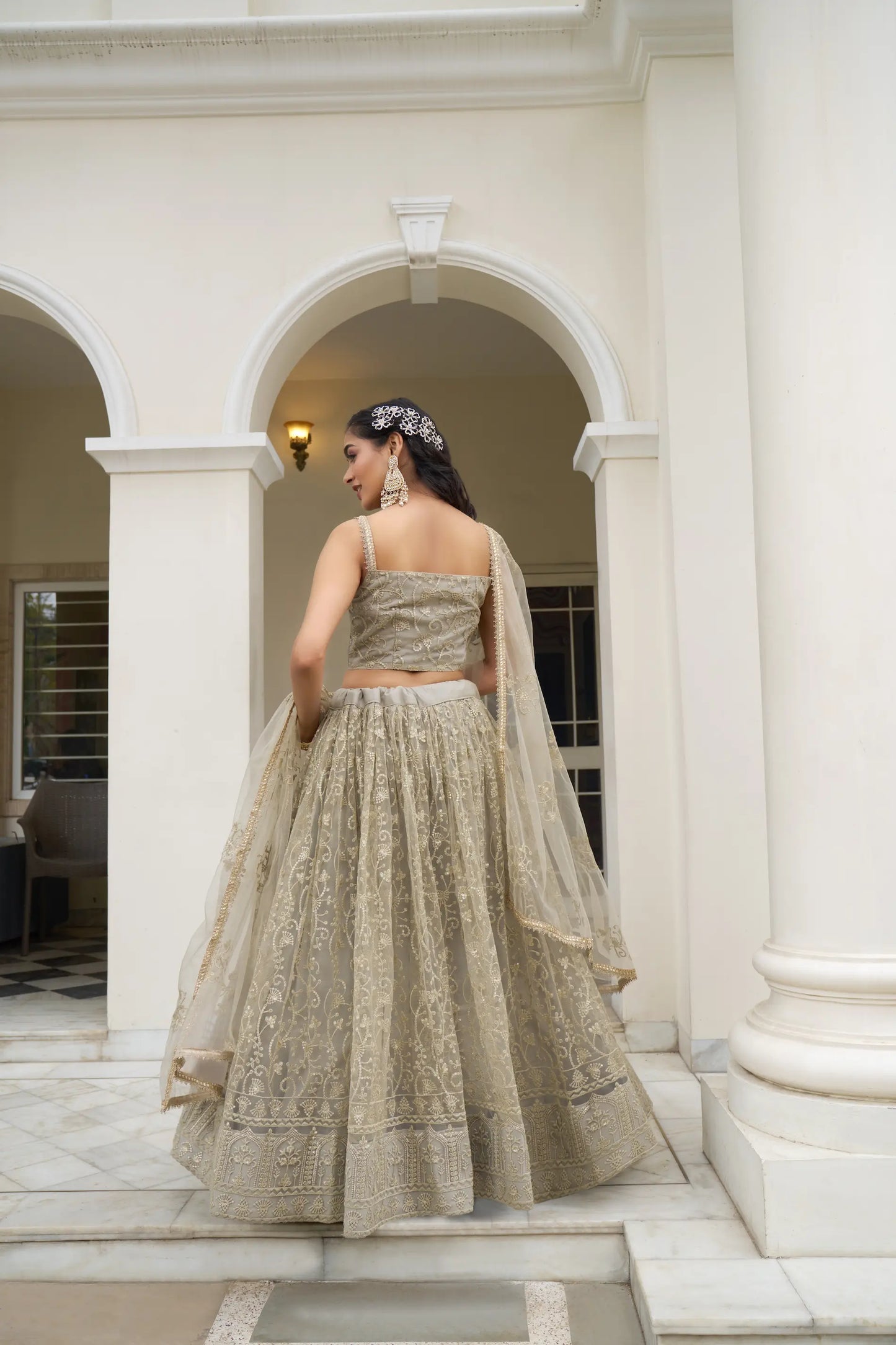 Tenue Indienne Ivoire Blanc Doré | Lehenga Choli de Cérémonie | Robe de Mariage en Tulle avec Broderies Délicates