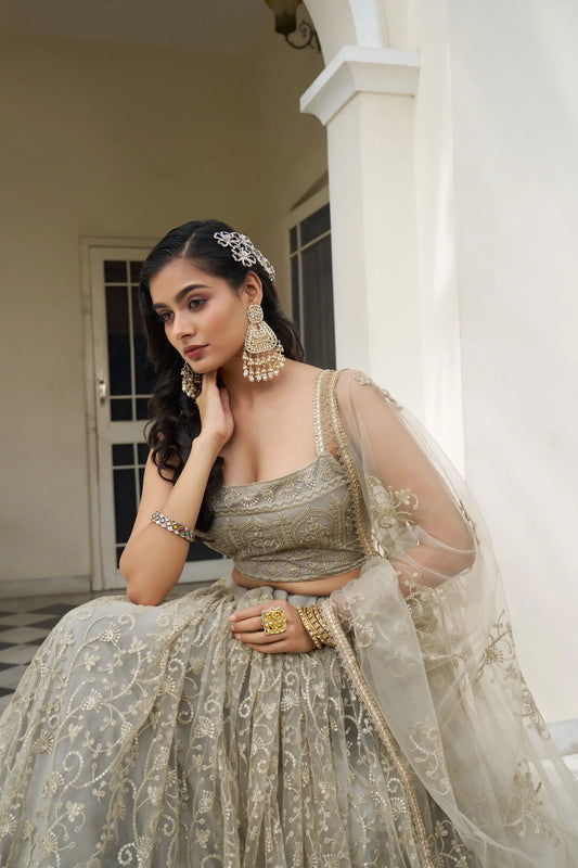 Tenue Indienne Ivoire Blanc Doré | Lehenga Choli de Cérémonie | Robe de Mariage en Tulle avec Broderies Délicates