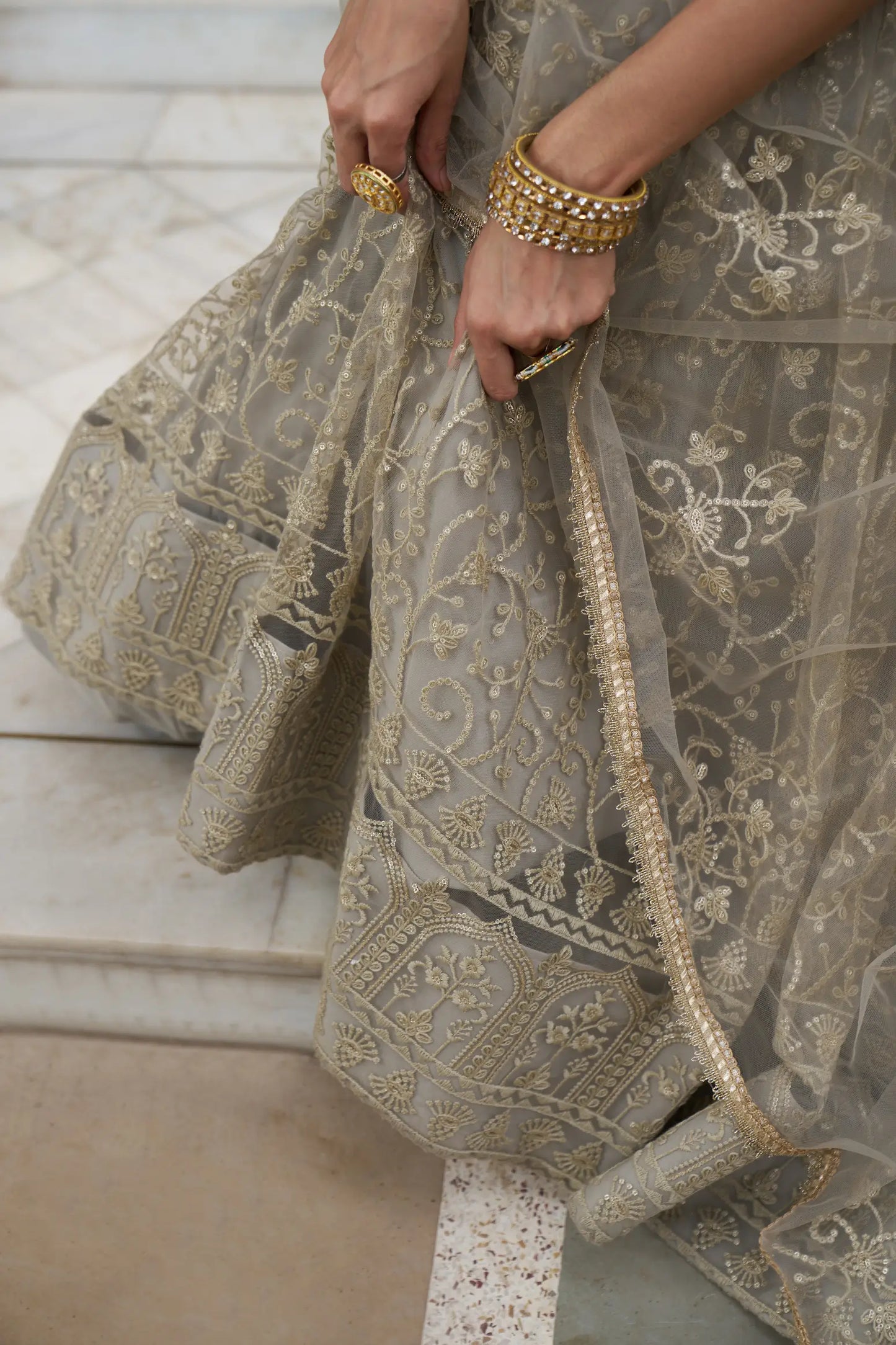 Tenue Indienne Ivoire Blanc Doré | Lehenga Choli de Cérémonie | Robe de Mariage en Tulle avec Broderies Délicates