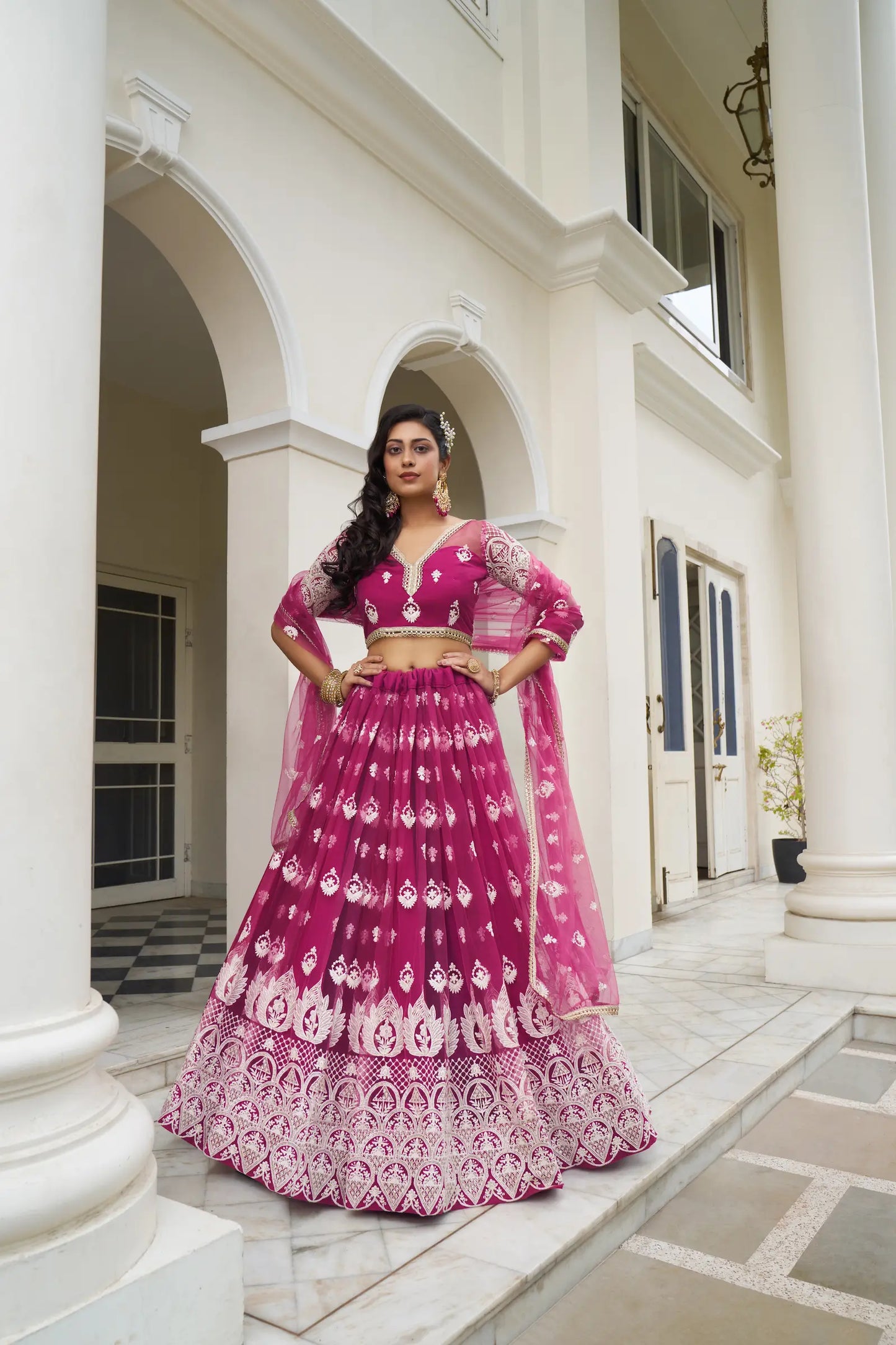 Tenue Rose fuschia foncé | Lehenga Choli de Cérémonie | Robe de Mariage en Tulle avec Broderies Délicates