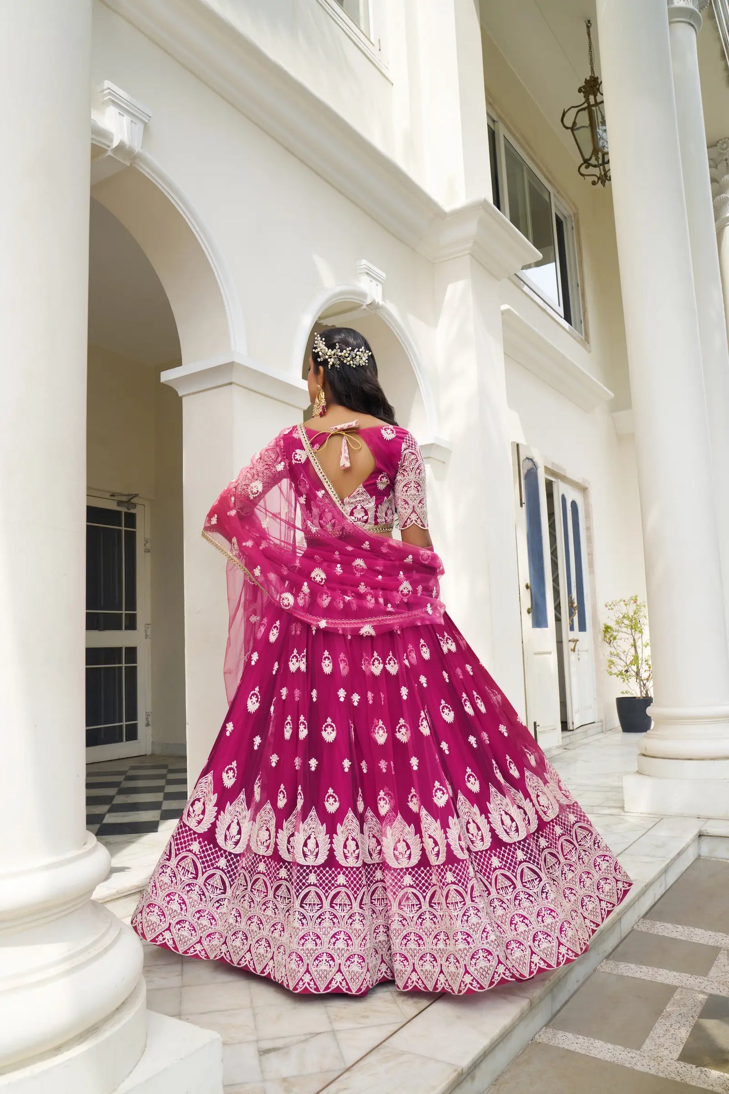 Tenue Rose fuschia foncé | Lehenga Choli de Cérémonie | Robe de Mariage en Tulle avec Broderies Délicates