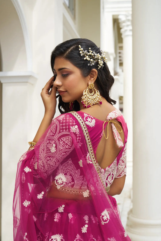 Tenue Rose fuschia foncé | Lehenga Choli de Cérémonie | Robe de Mariage en Tulle avec Broderies Délicates