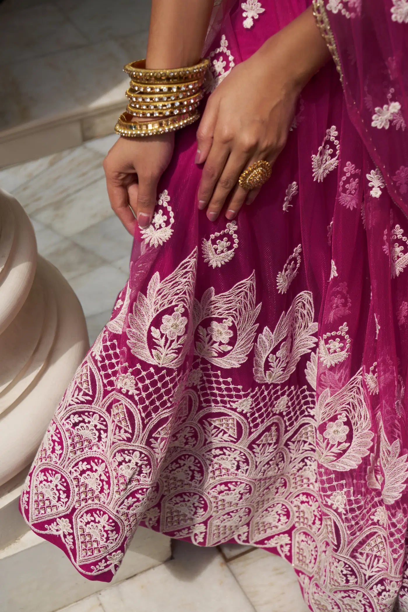 Tenue Rose fuschia foncé | Lehenga Choli de Cérémonie | Robe de Mariage en Tulle avec Broderies Délicates