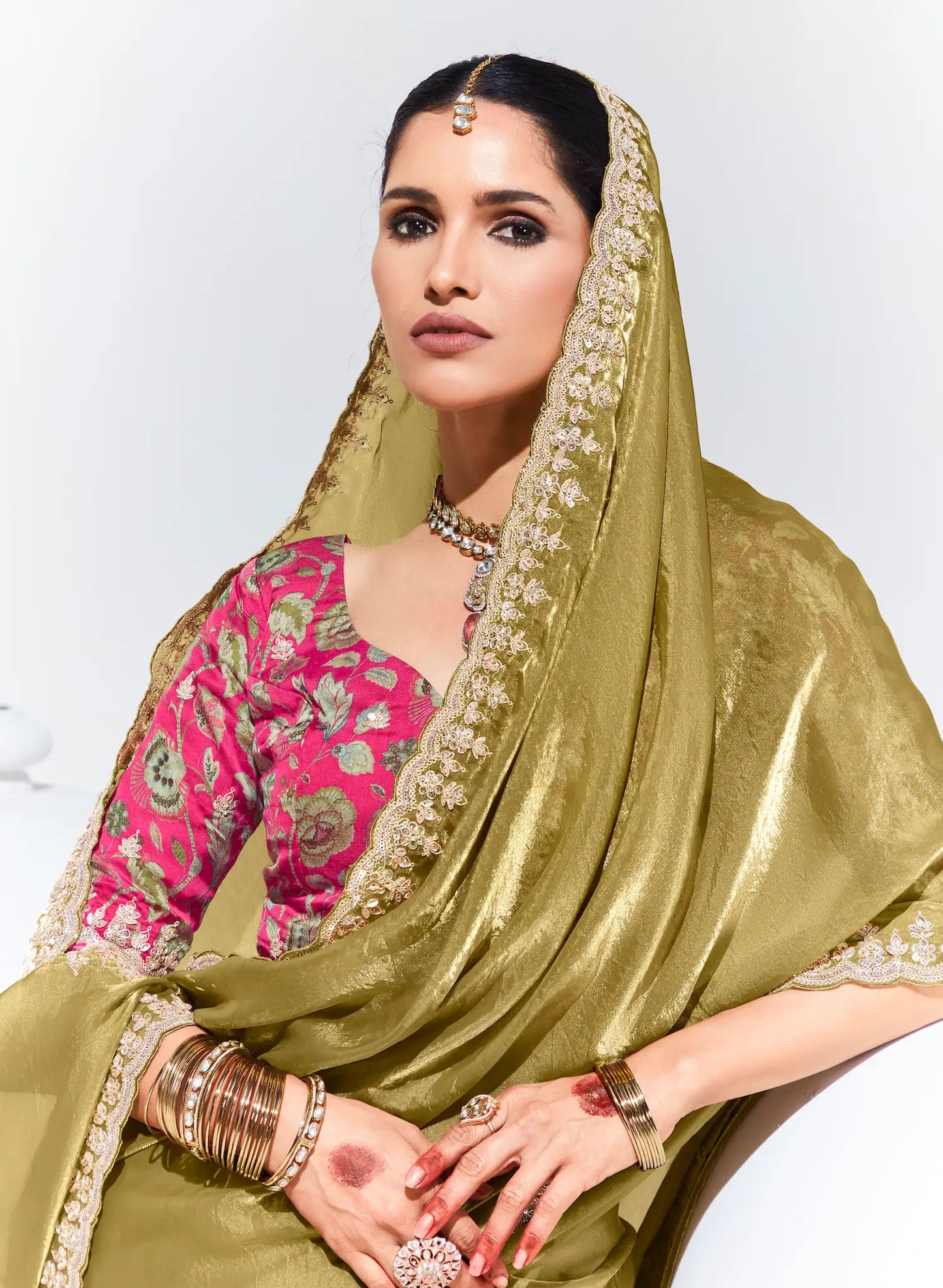 Sari vert olive en organza de verre avec imprimé numérique, broderie au fil et aux sequins