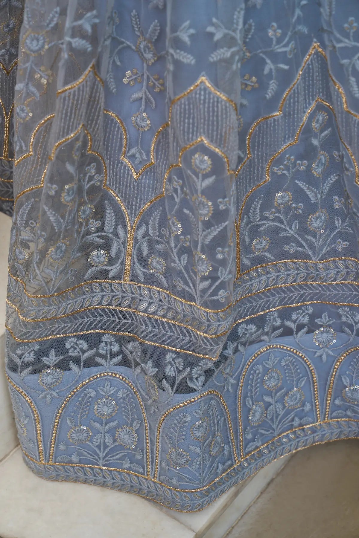 Tenue Indienne Bleu Gris | Lehenga Choli de Cérémonie | Robe de Mariage en Tulle avec Broderies Délicates
