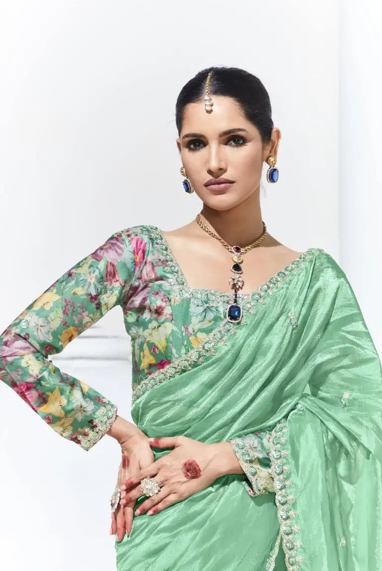 Sari vert pistache en organza de verre avec imprimé numérique, broderie au fil et aux sequins