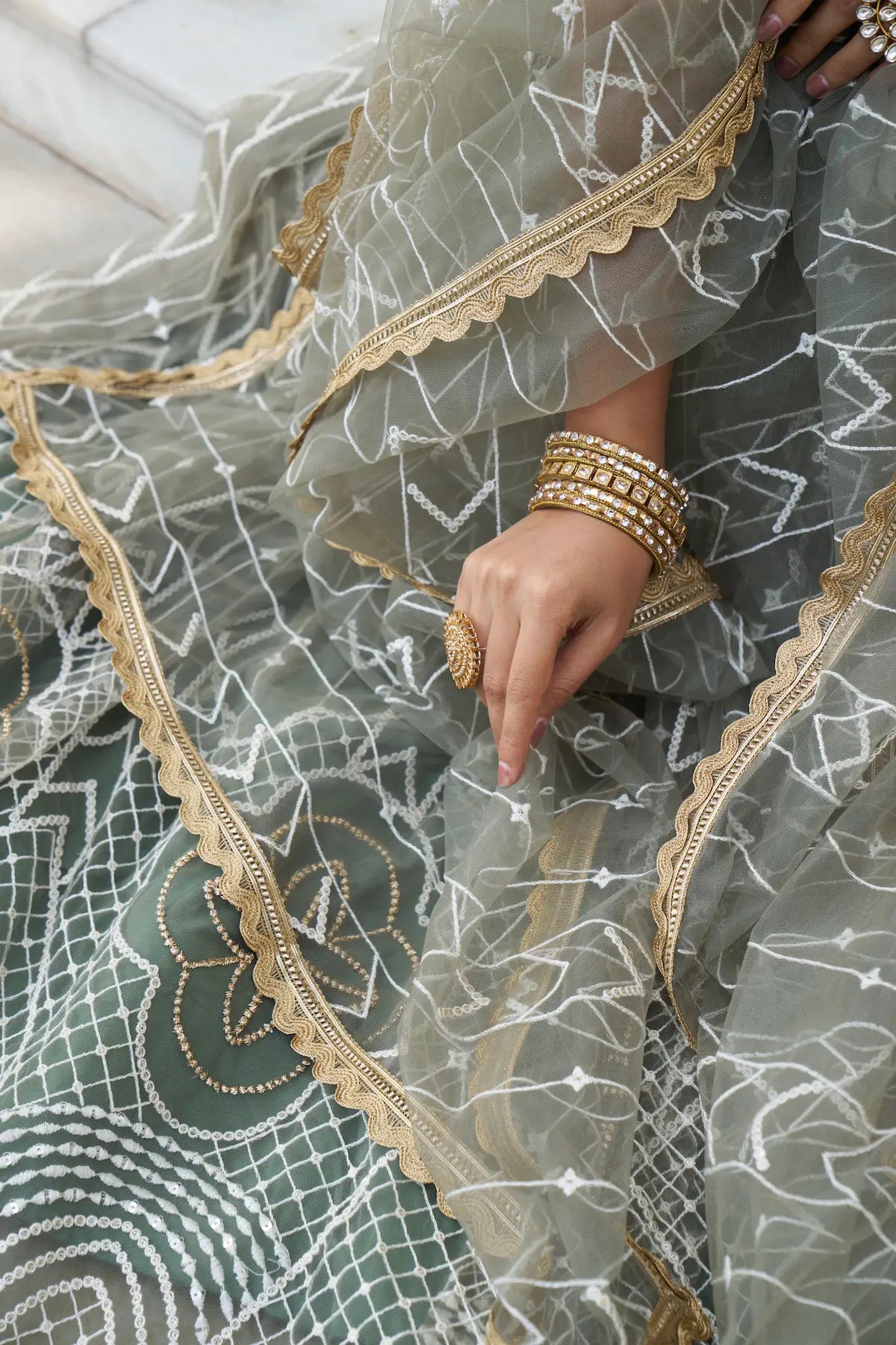 Tenue Indienne Vert | Lehenga Choli de Cérémonie | Robe de Mariage en Tulle avec Broderies Délicates