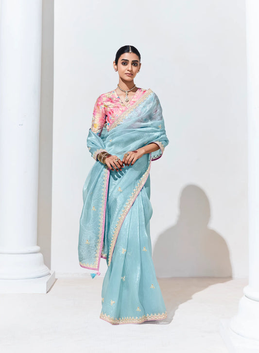 Sari bleu ciel en organza de verre avec imprimé numérique, broderie au fil et aux sequins