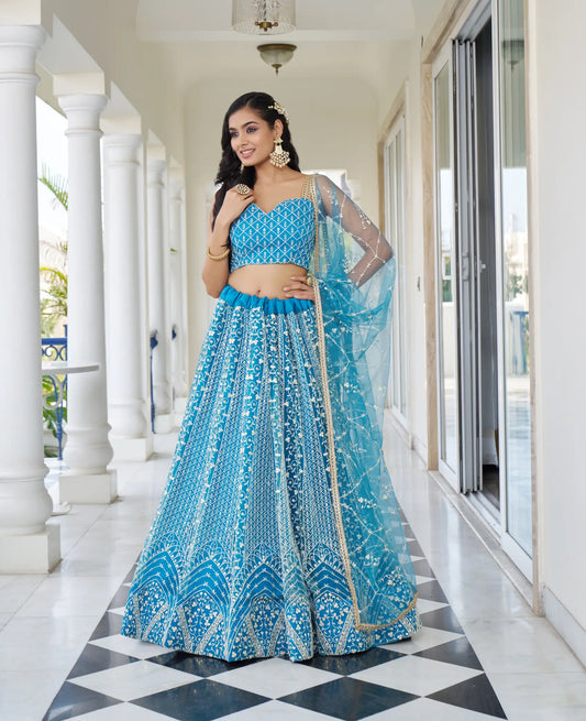 Himmelblaues Lehenga Choli-Set | Tüll mit Baumwolle und Paillettenstickerei | Modell geladen für Anlässe