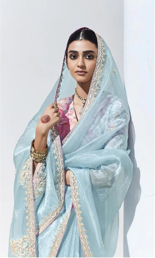 Sari bleu ciel en organza de verre avec imprimé numérique, broderie au fil et aux sequins