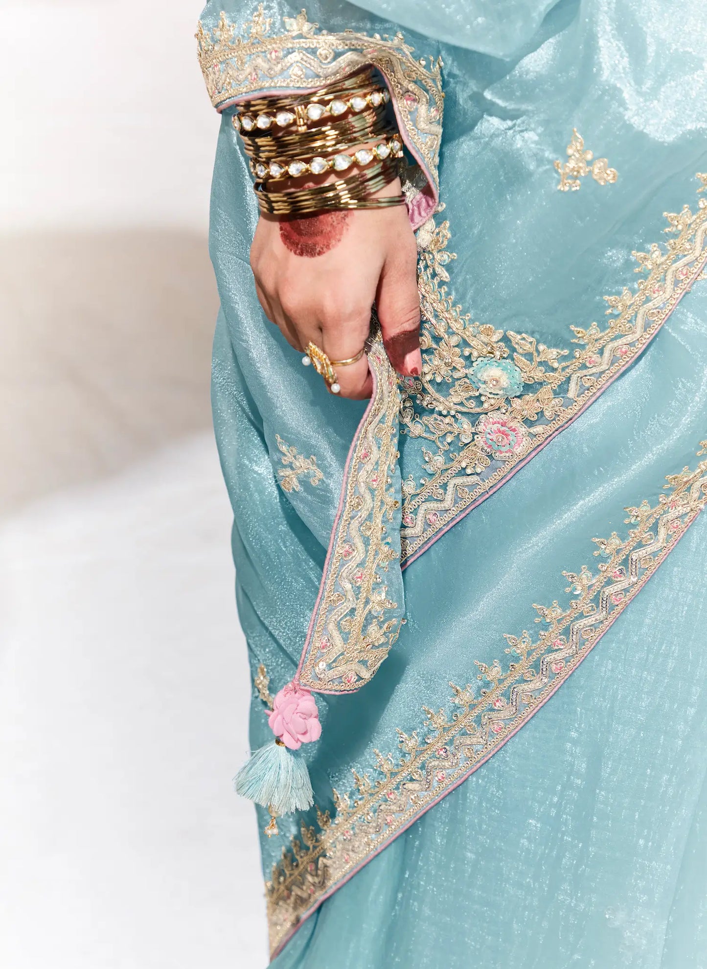 Sari bleu ciel en organza de verre avec imprimé numérique, broderie au fil et aux sequins