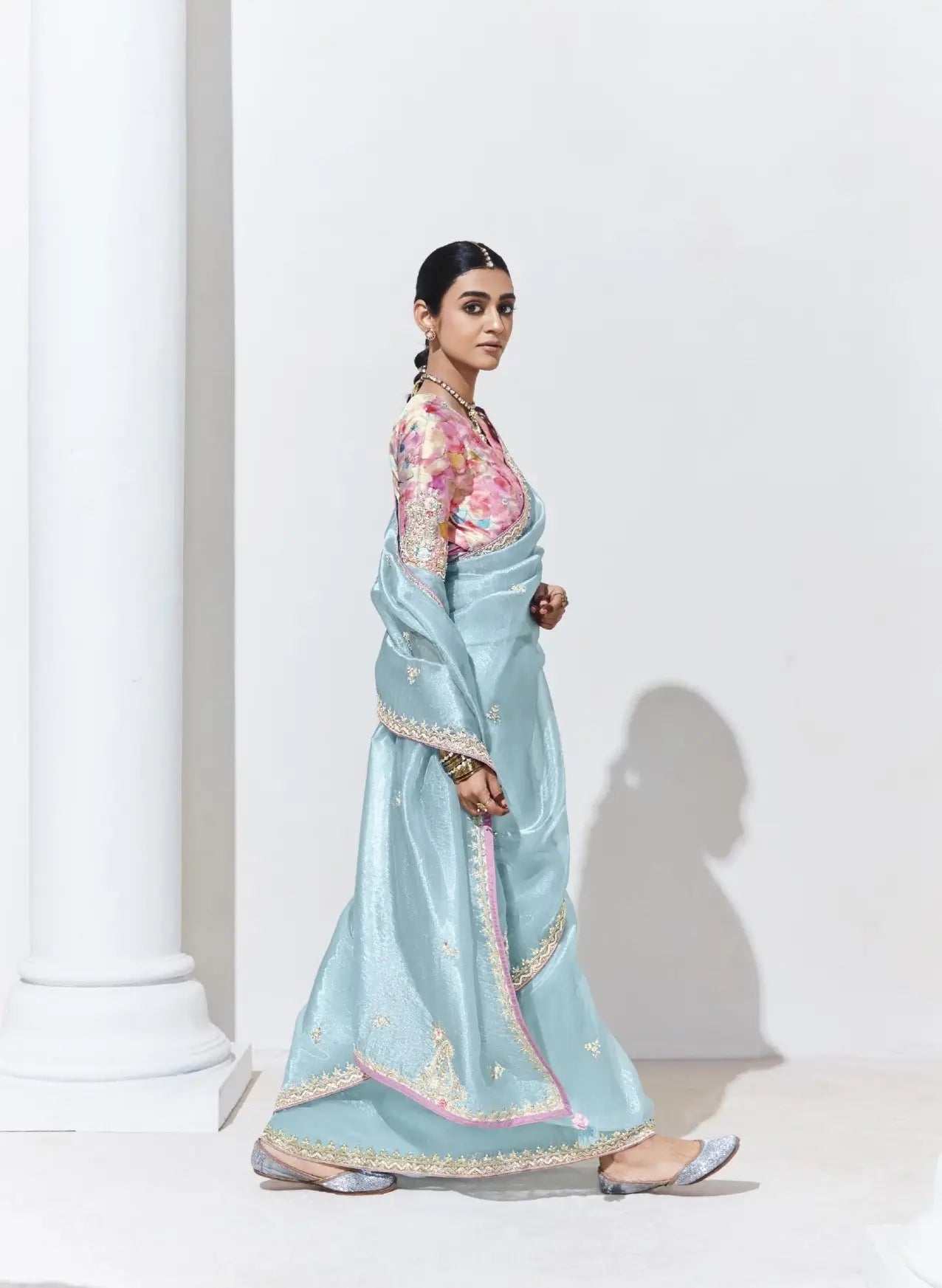 Sari bleu ciel en organza de verre avec imprimé numérique, broderie au fil et aux sequins