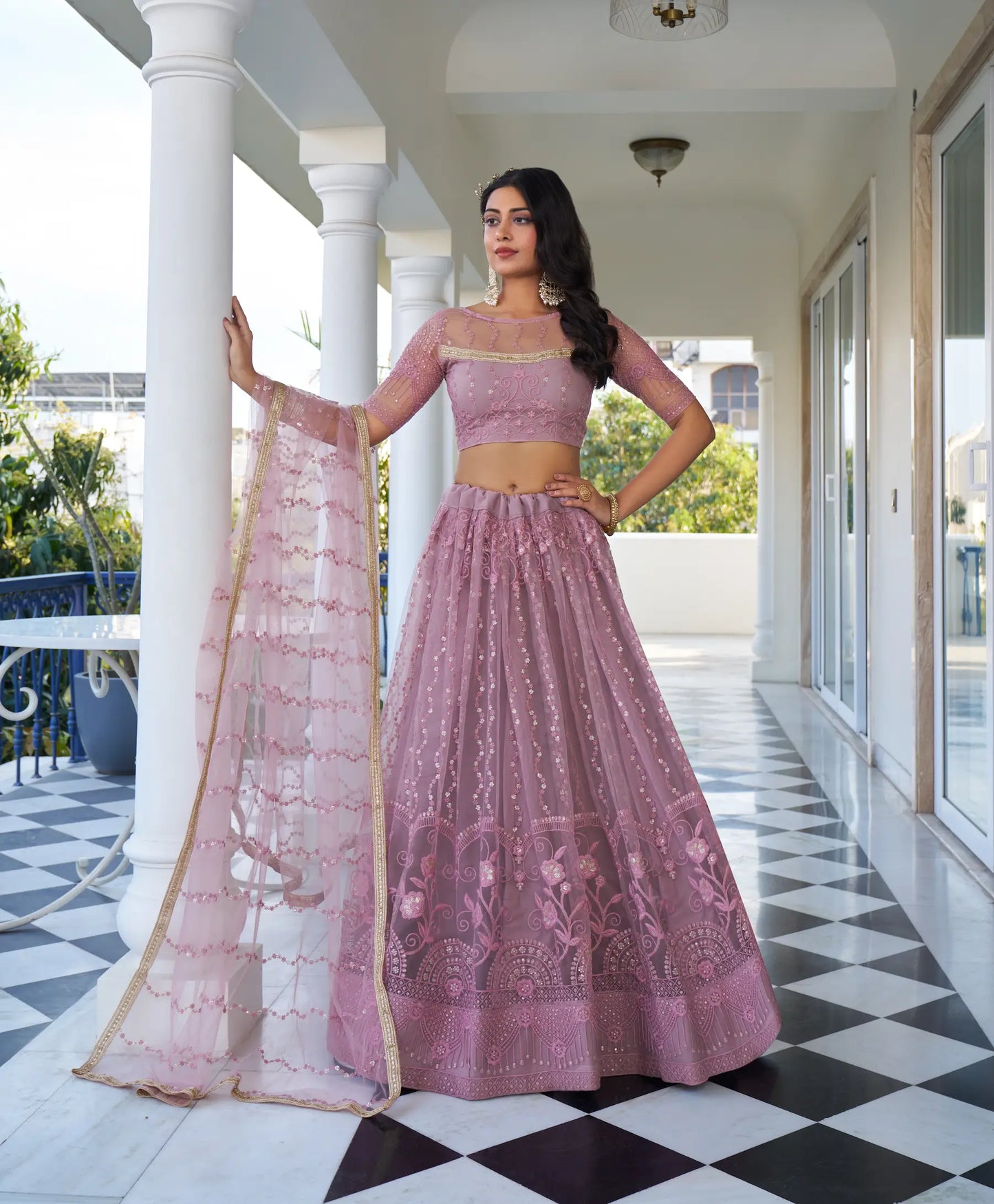 Lehenga Choli Set Netz Puder Pastellrosa | Tüll mit Baumwolle und Paillettenstickerei | Modell geladen für Anlässe