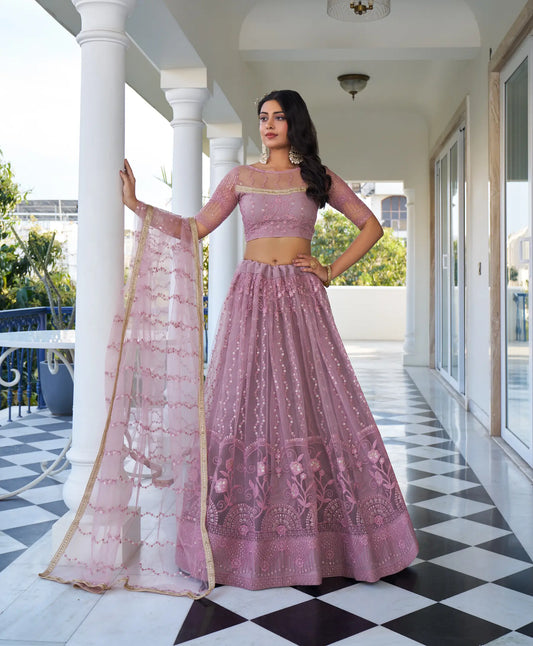 Lehenga Choli Set Netz Puder Pastellrosa | Tüll mit Baumwolle und Paillettenstickerei | Modell geladen für Anlässe
