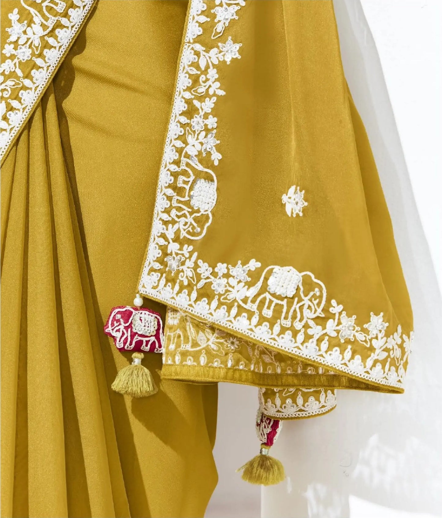 Sari jaune en organza de verre avec imprimé numérique, broderie au fil et aux sequins