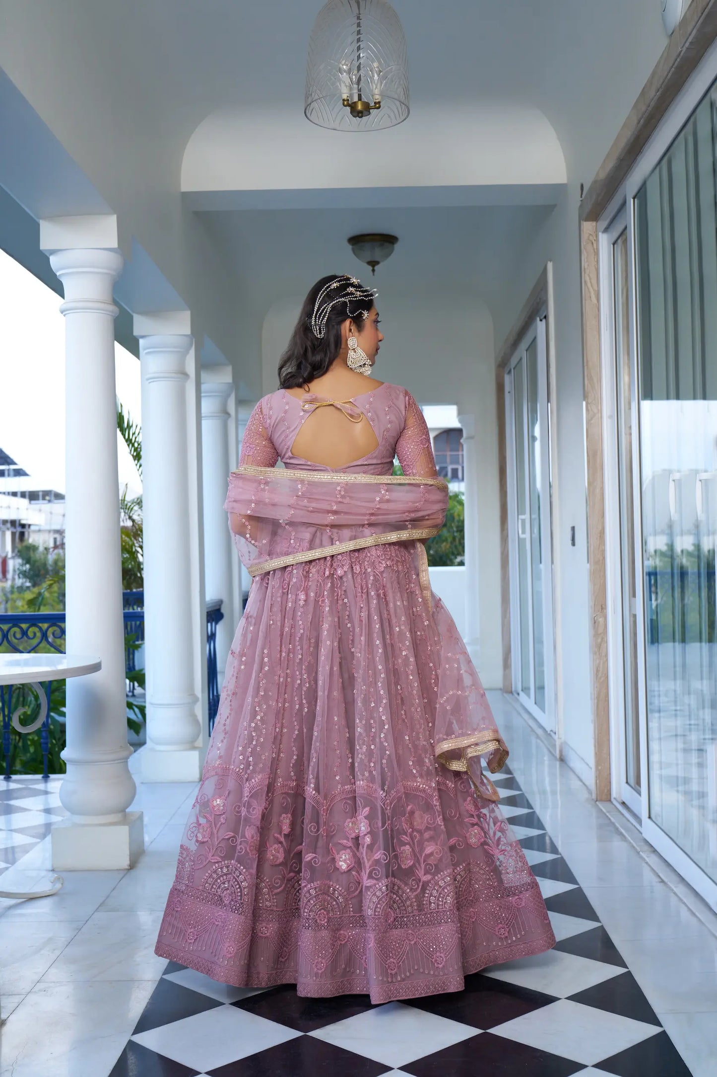 Lehenga Choli Set Netz Puder Pastellrosa | Tüll mit Baumwolle und Paillettenstickerei | Modell geladen für Anlässe