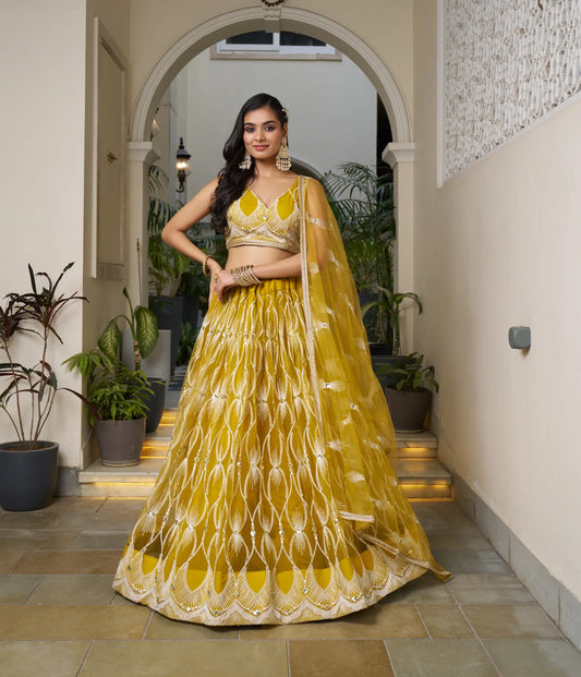 Senfgelbes Lehenga Choli-Set | Tüll mit Baumwolle und Paillettenstickerei | Modell geladen für Anlässe