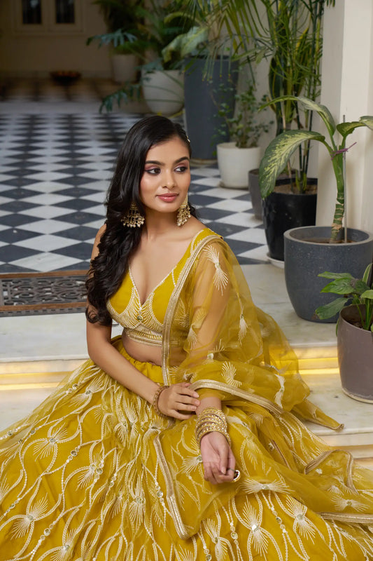 Senfgelbes Lehenga Choli-Set | Tüll mit Baumwolle und Paillettenstickerei | Modell geladen für Anlässe