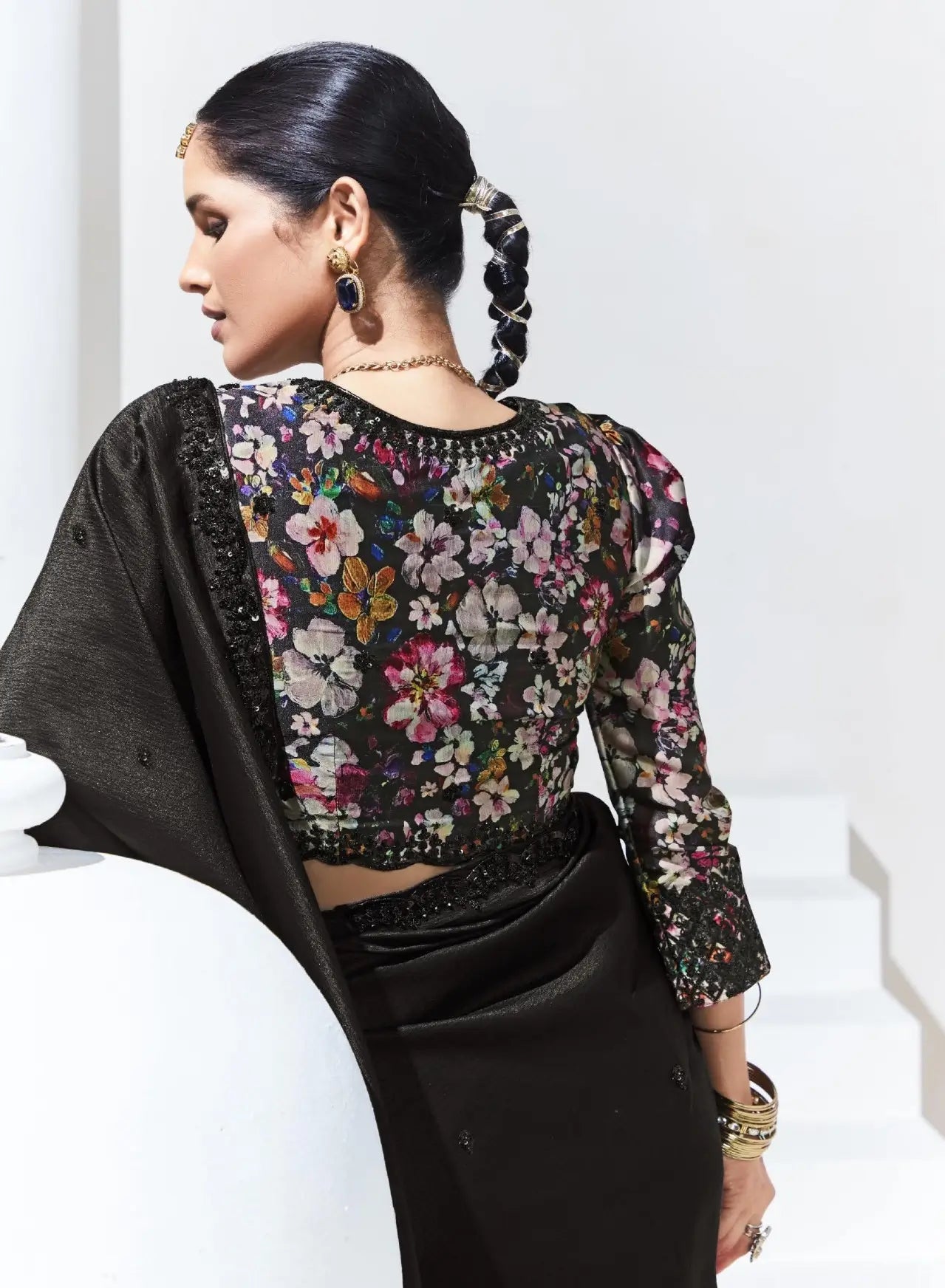 Sari noir en organza de verre avec imprimé numérique, broderie au fil et aux sequins