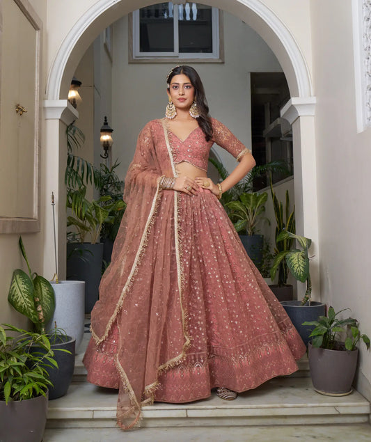 Lehenga Choli Set Altes Puderrosa | Tüll mit Baumwolle und Paillettenstickerei | Modell geladen für Anlässe