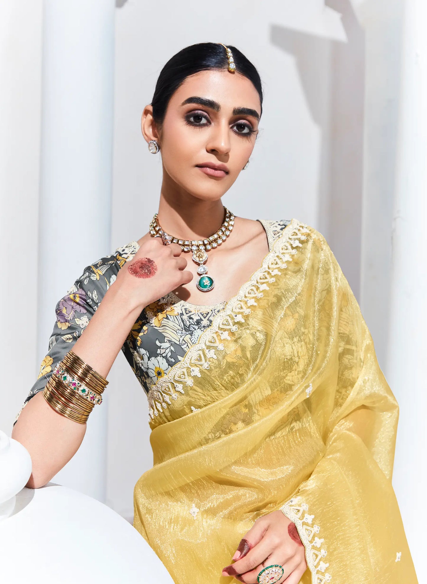 Sari en organza de verre jaune citron avec imprimé numérique, broderie au fil et aux sequins