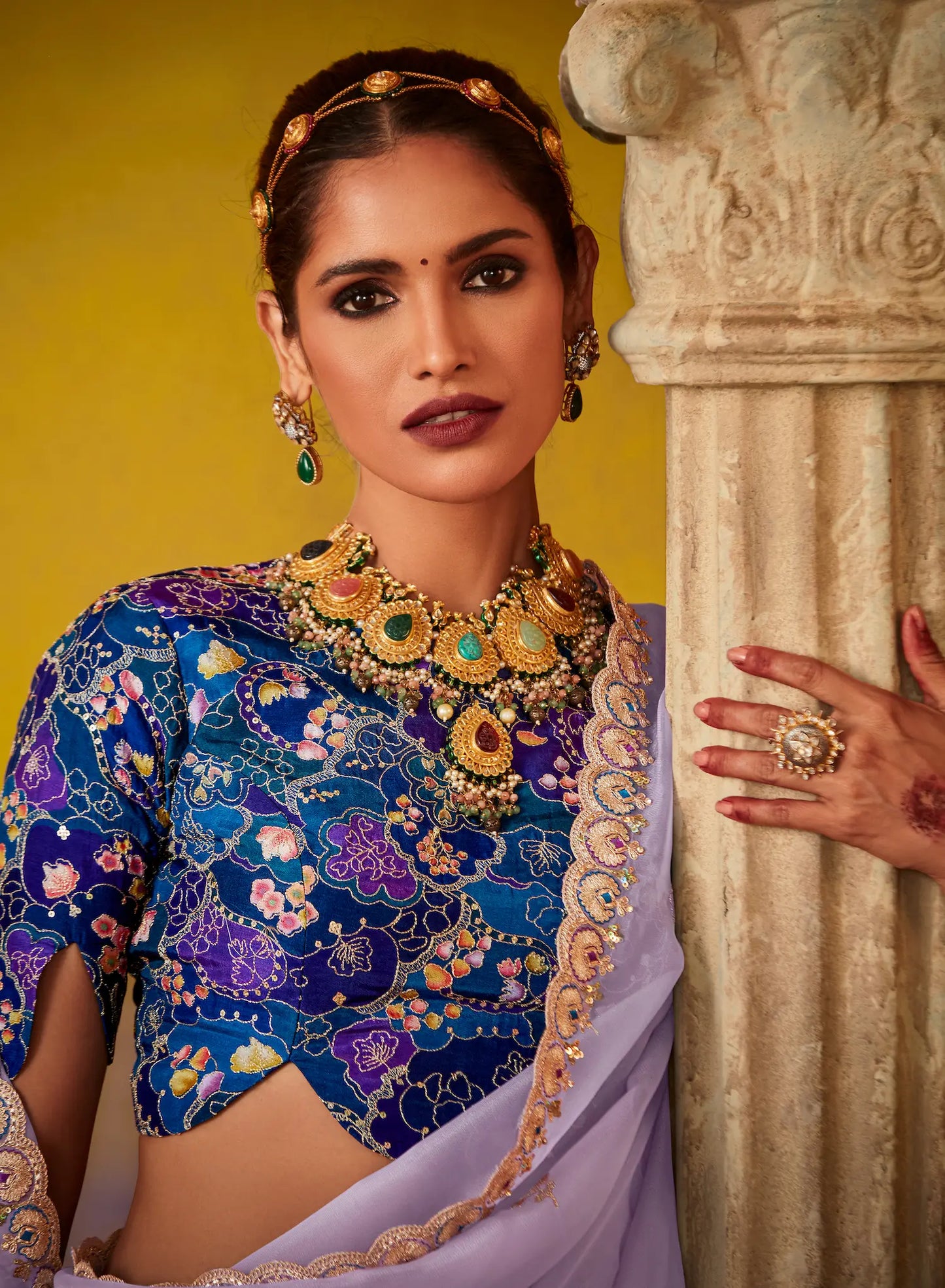 Sari aus lavendelviolettem Glasseidenstoff und mehrfarbige blaue Bluse mit Digitaldruck, Pailletten und Fadenstickerei
