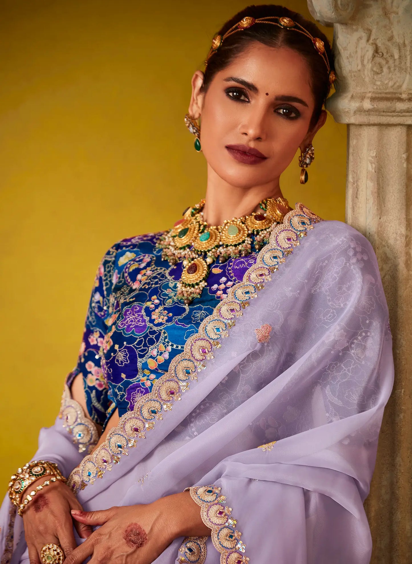 Sari aus lavendelviolettem Glasseidenstoff und mehrfarbige blaue Bluse mit Digitaldruck, Pailletten und Fadenstickerei