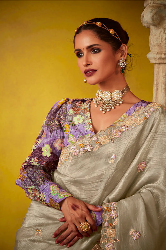 Sari en tissu soie de verre gris avec blouse manches longues fleuri violet multicolore et imprimé digital, broderie en sequins et en fil