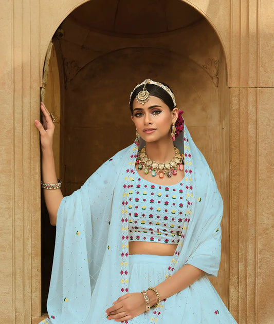 Lehenga Choli bleu ciel en georgette, orné de broderies au fil et de sequins