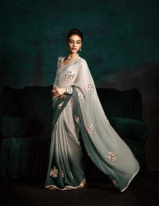Sari en organza de verre dégradé blanc gris avec blouse manches longues floral, broderie en sequins et en fil