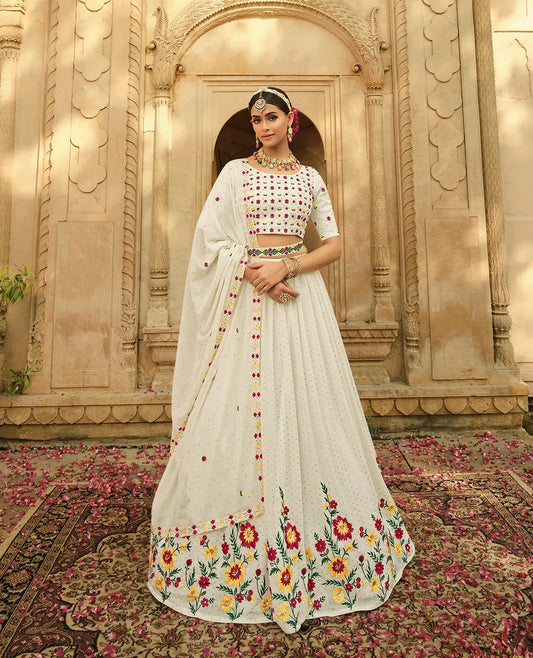 Lehenga Choli blanc cassé en georgette, orné de broderies au fil et de sequins