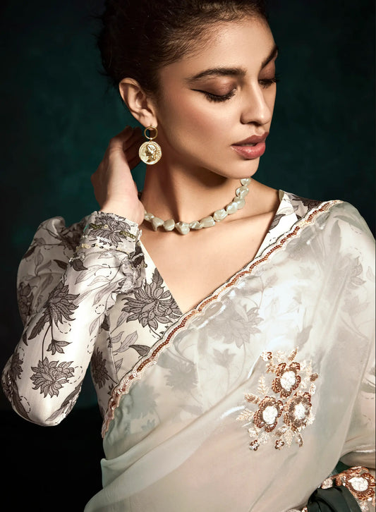Sari en organza de verre dégradé blanc gris avec blouse manches longues floral, broderie en sequins et en fil