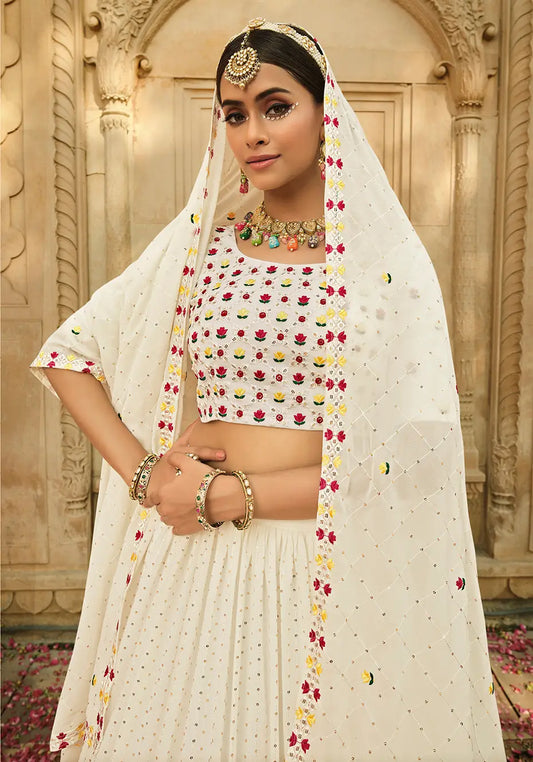 Lehenga Choli blanc cassé en georgette, orné de broderies au fil et de sequins