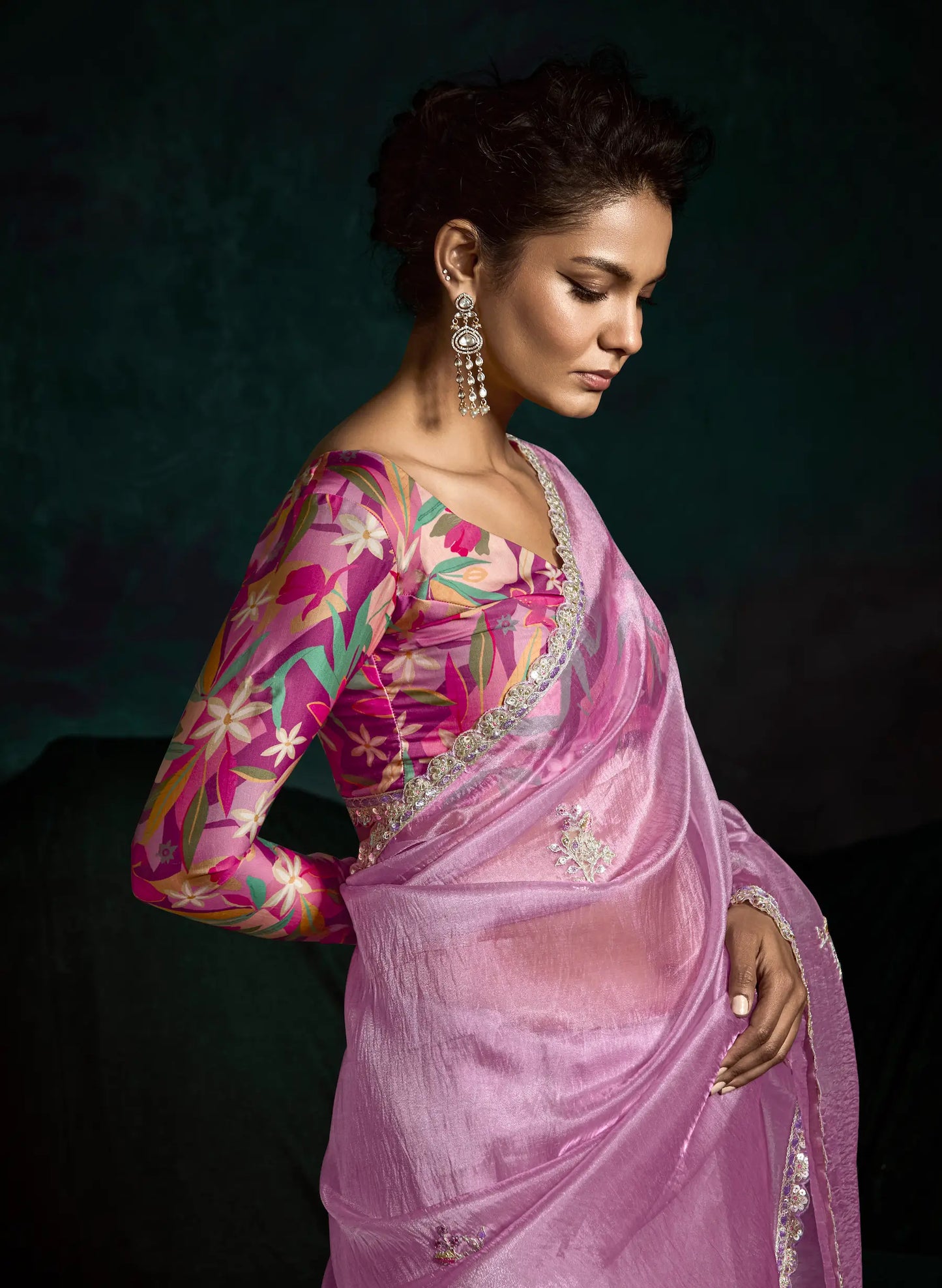 Puderrosa Sari aus Glasorganza mit mehrfarbiger floraler Bluse in Fuchsienrosa mit langen Ärmeln, Pailletten- und Fadenstickerei